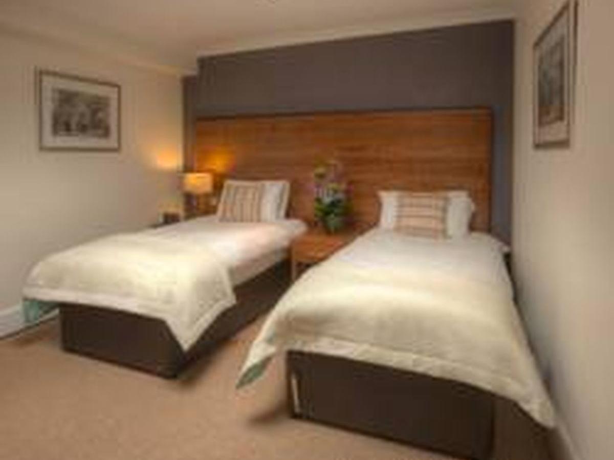 The Boleyn Hotel Staines-upon-Thames Eksteriør billede