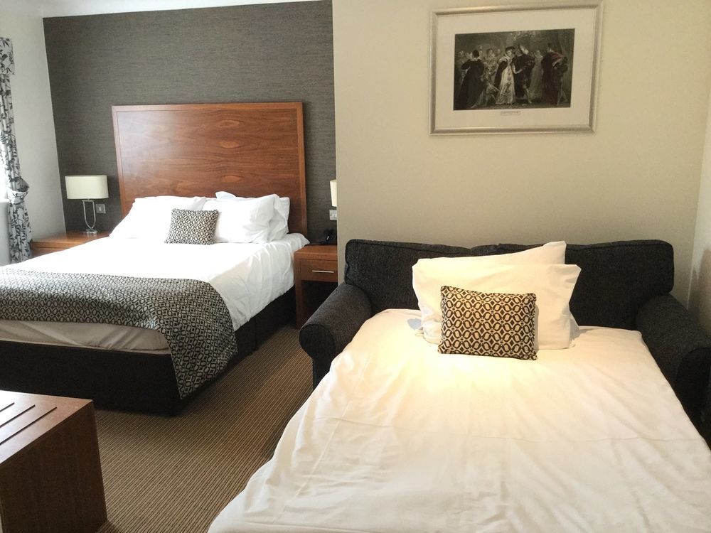 The Boleyn Hotel Staines-upon-Thames Eksteriør billede
