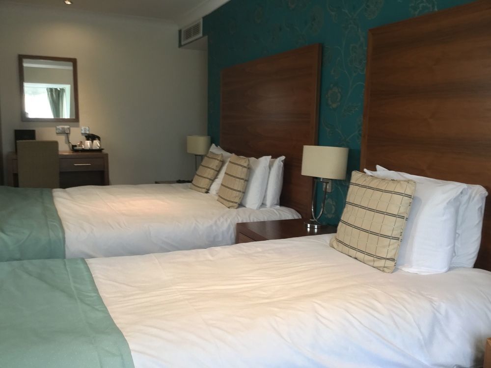 The Boleyn Hotel Staines-upon-Thames Eksteriør billede
