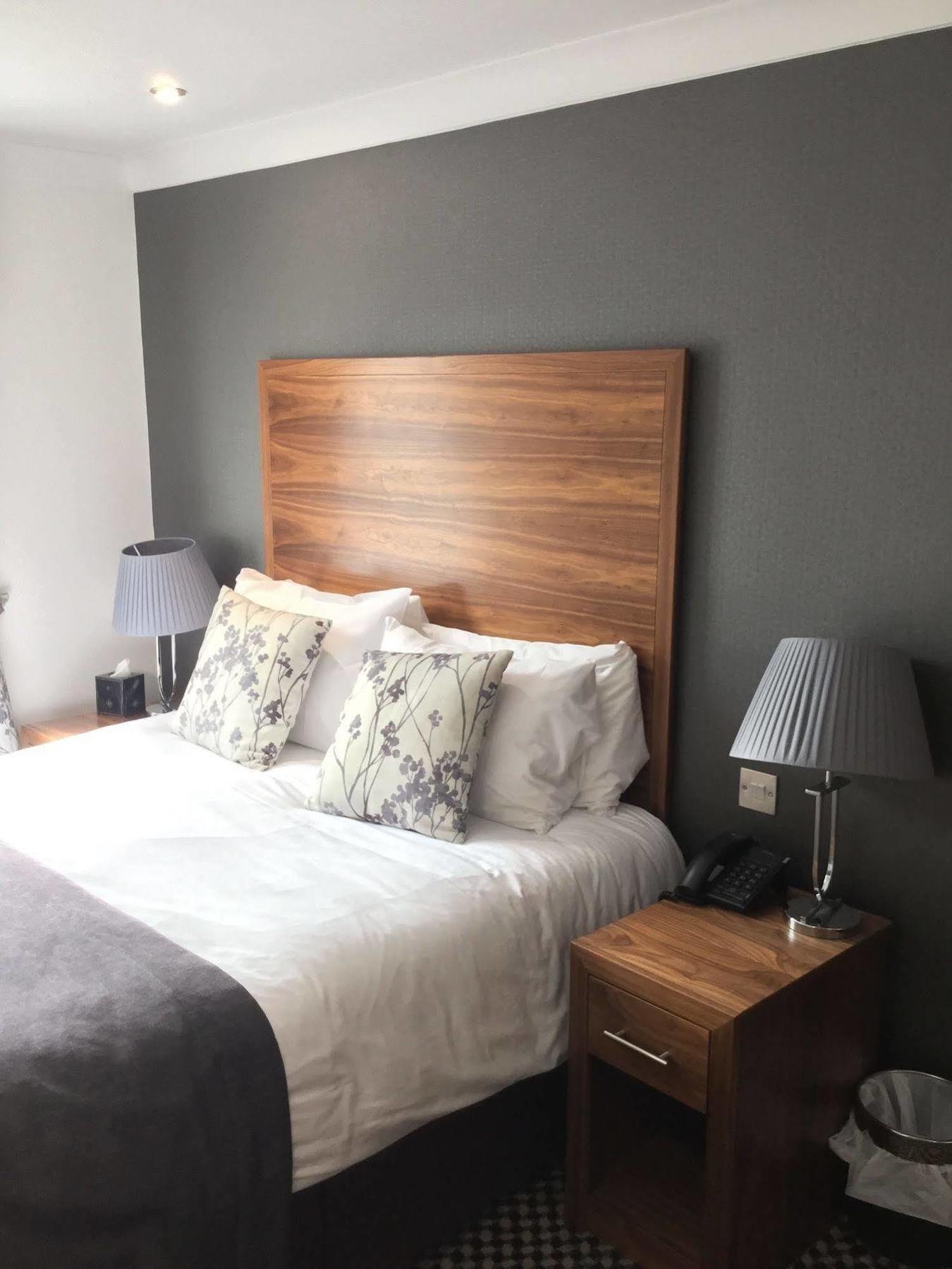 The Boleyn Hotel Staines-upon-Thames Eksteriør billede