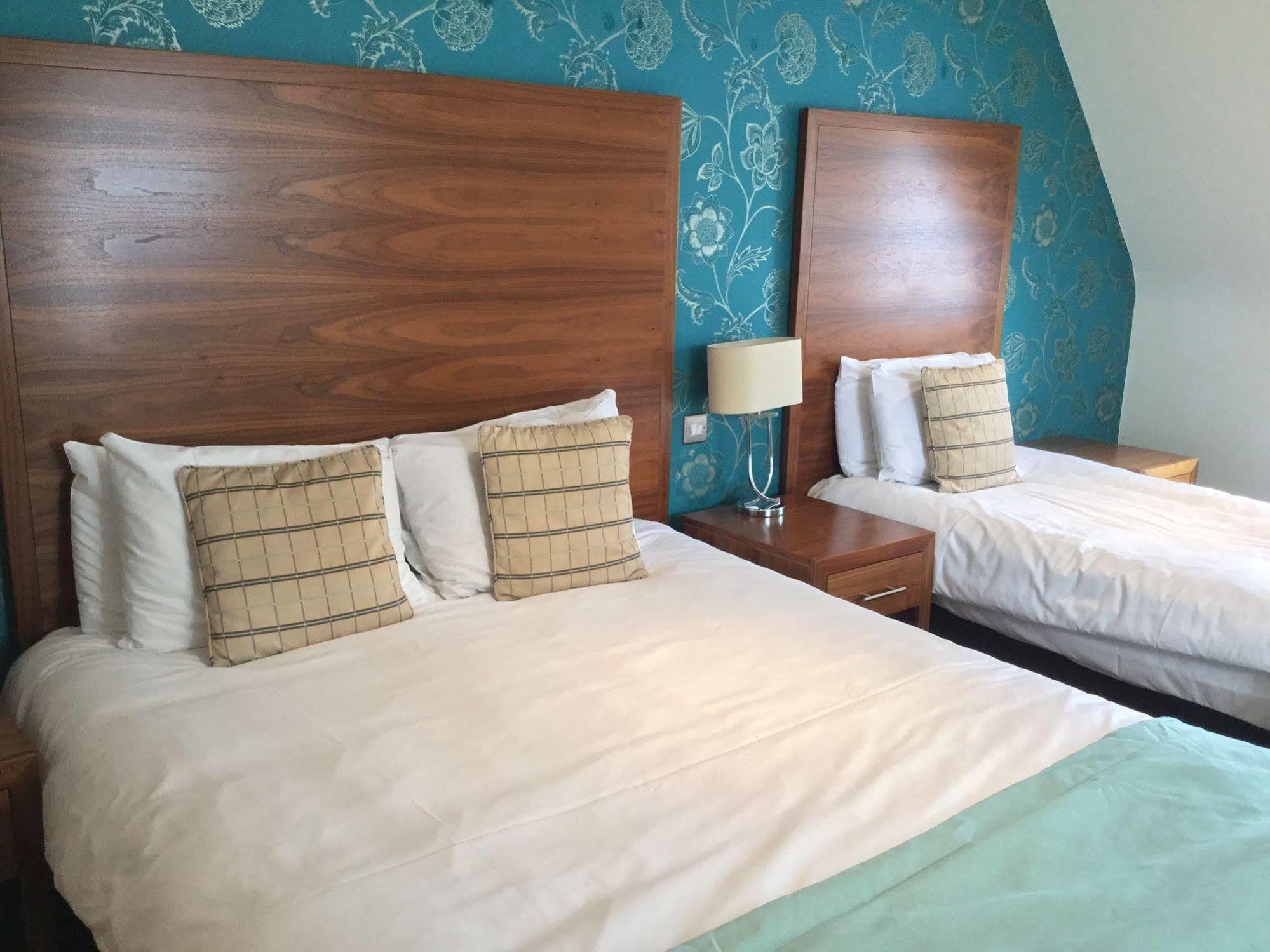 The Boleyn Hotel Staines-upon-Thames Eksteriør billede