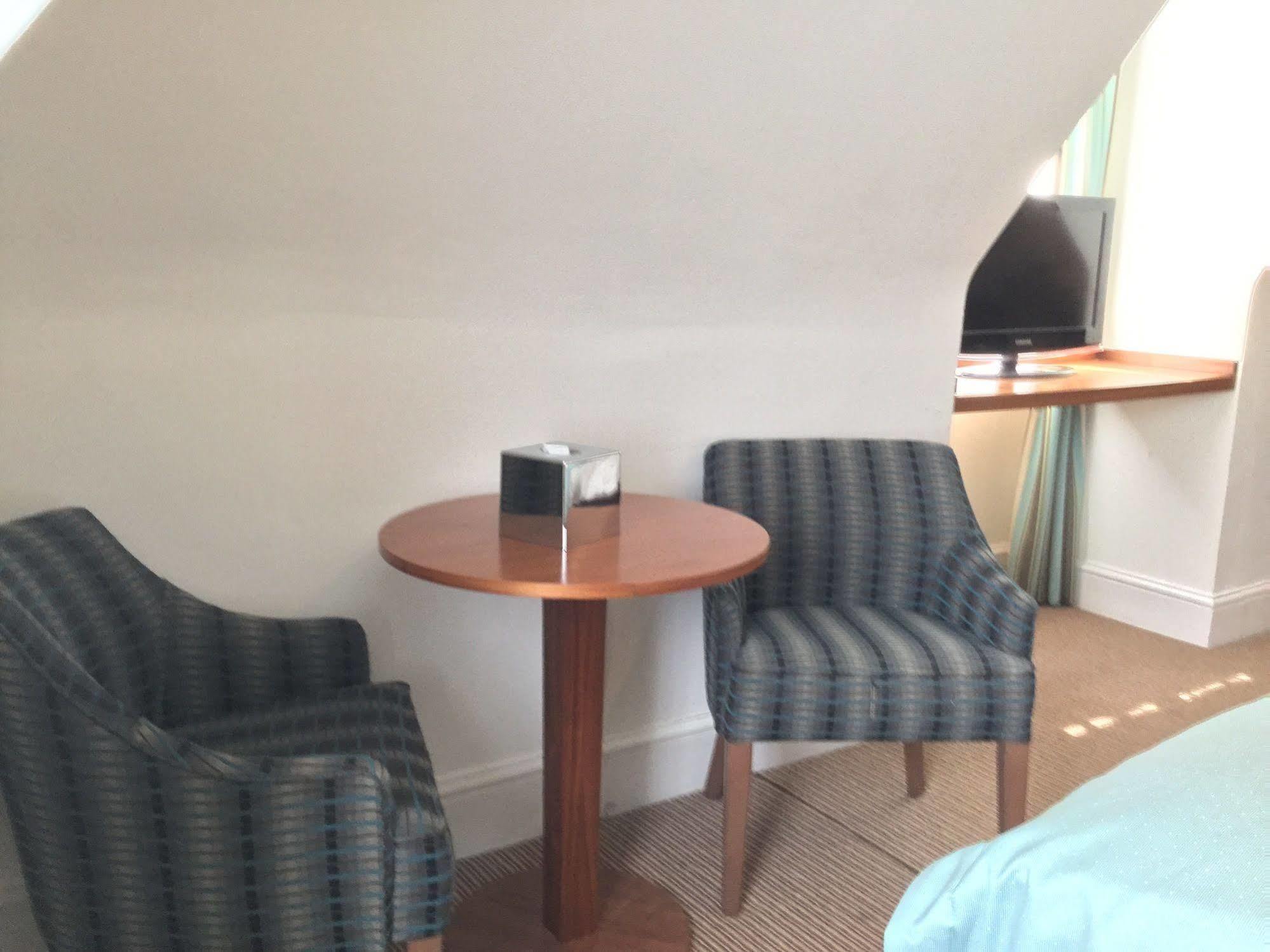 The Boleyn Hotel Staines-upon-Thames Eksteriør billede