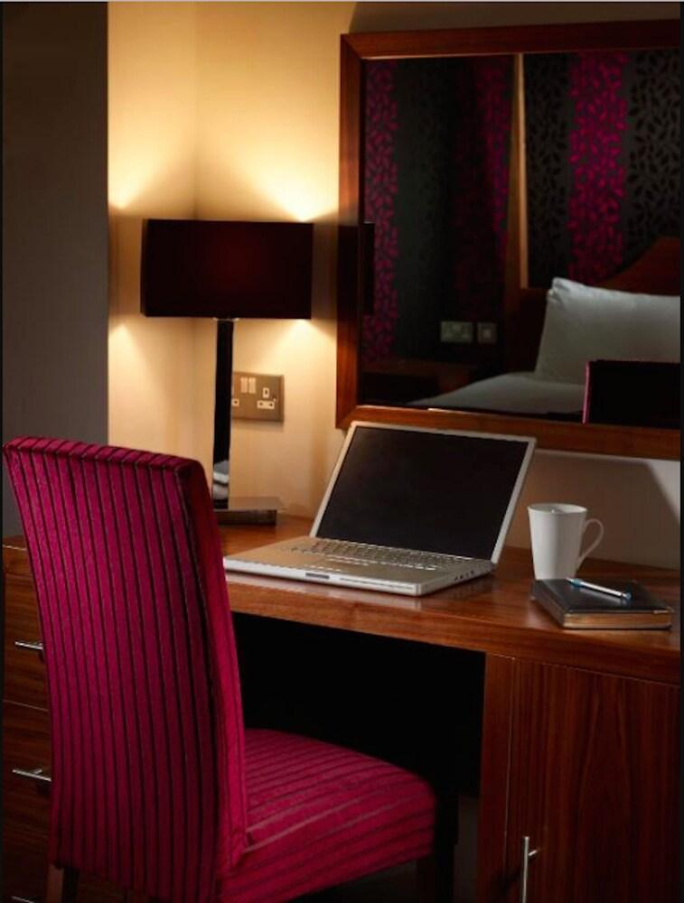 The Boleyn Hotel Staines-upon-Thames Eksteriør billede